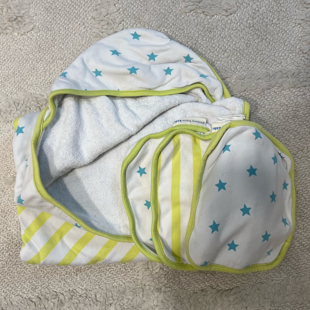 Pottery Barn Kids hooded bath sheet with 3 matching wash clothes